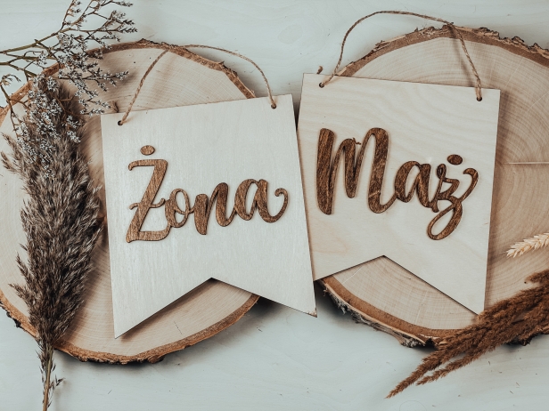 Drewniane tabliczki na krzesła żona mąż kolor sosna