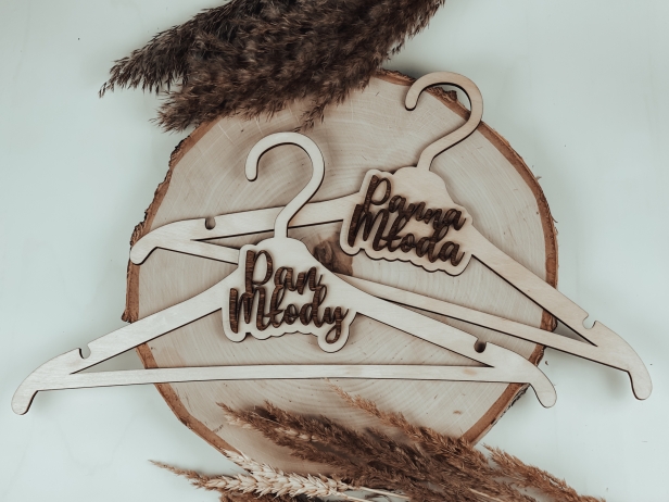Drewniane wieszaki ślubne kolor sosna
