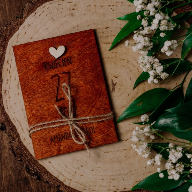 Drewniana kartka z kalendarza upominek dla gości weselnych na ślub wesele