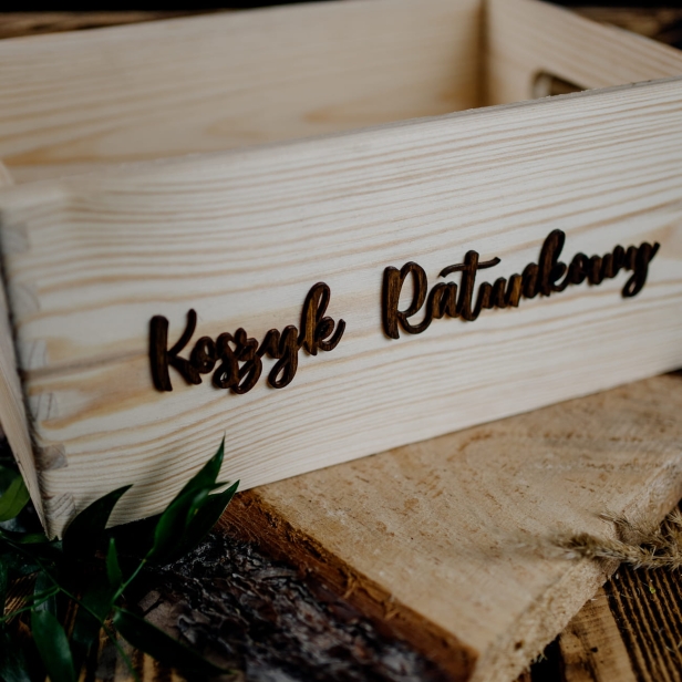 Drewniany koszyk ratunkowy w naturalnym kolorze sosna na ślub wesele
