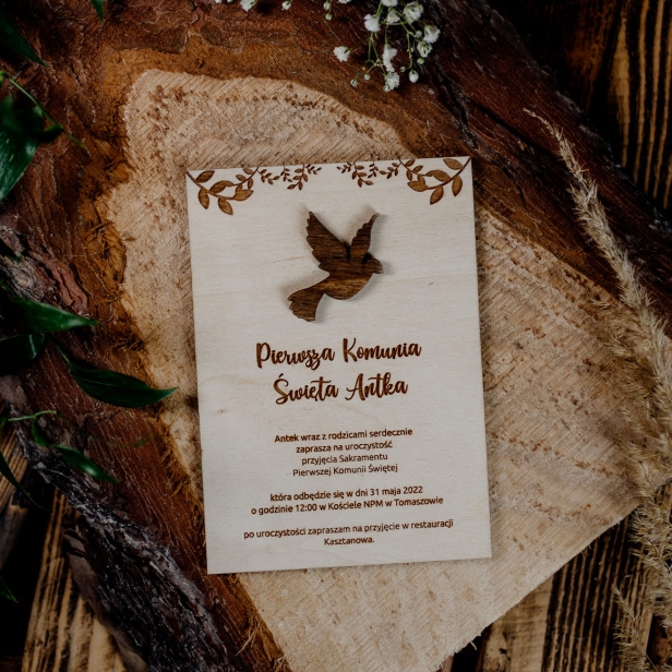 Drewniane zaproszenie na Komunię Świętą