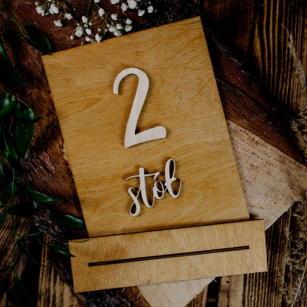 Drewniane numery na stóły weselne na ślub kolor dąb