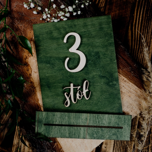Drewniane numery na stoły weselne na ślub zielony kolor