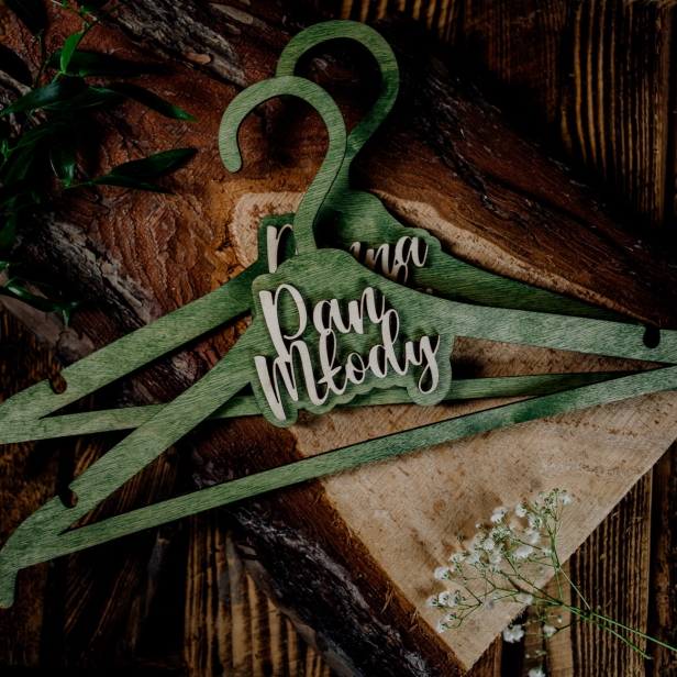 Drewniane wieszaki ślubne kolor zielony