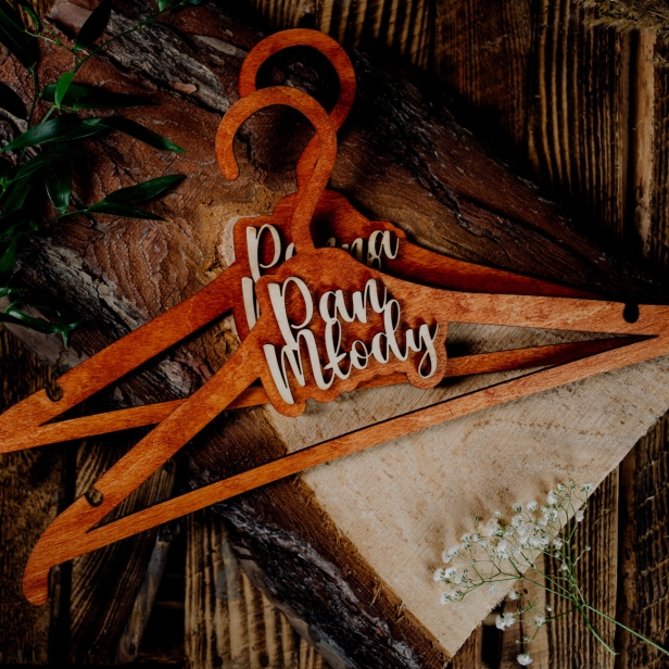 Drewniane wieszaki ślubne kolor tik