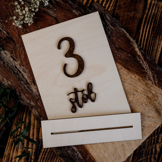 Drewniane numery na stóły weselne na ślub kolor naturalny sosna