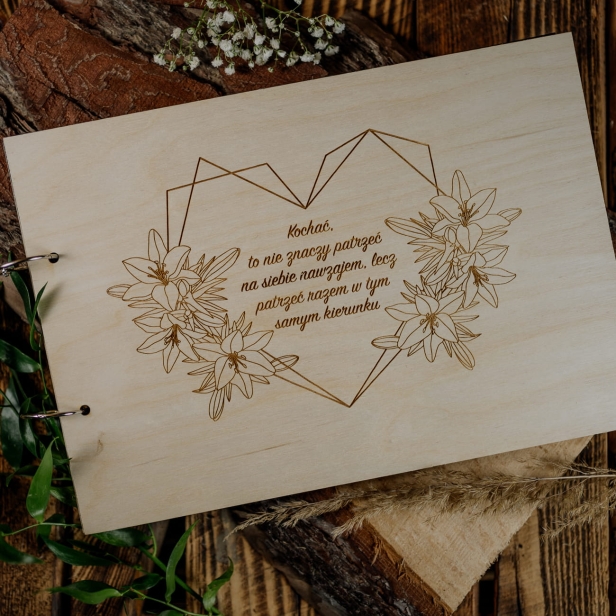 Drewniany album ślubny na zdjęcia pamiątki