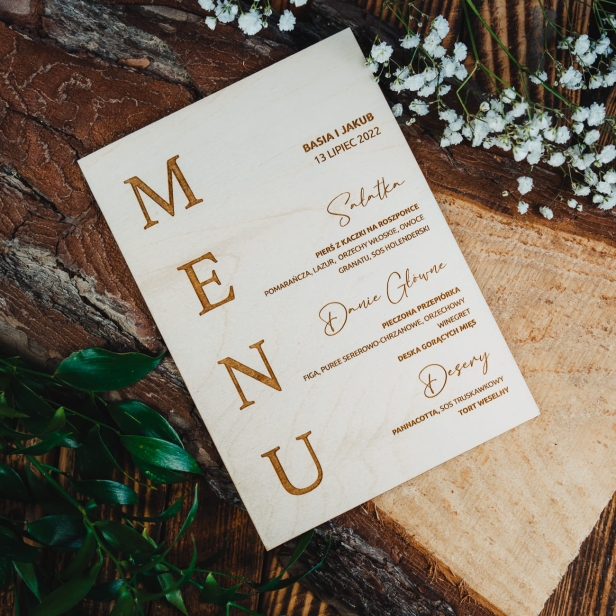 Drewniane menu weselne na stół