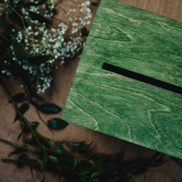 Drewniane pudełko na koperty zielone