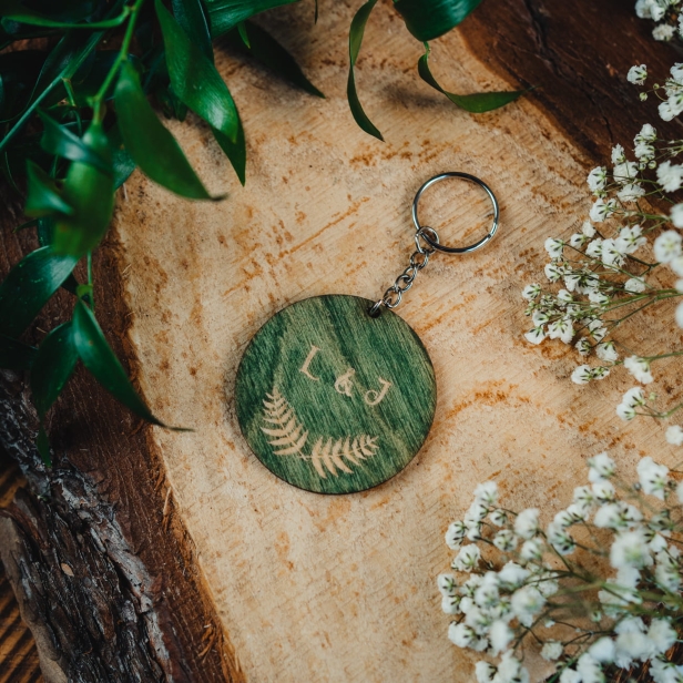 Drewniany brelok ślubny paprotka kolor zielony na ślub wesele