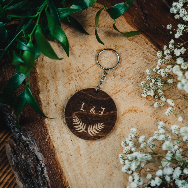 Drewniany brelok ślubny paprotka kolor palisander na ślub wesele
