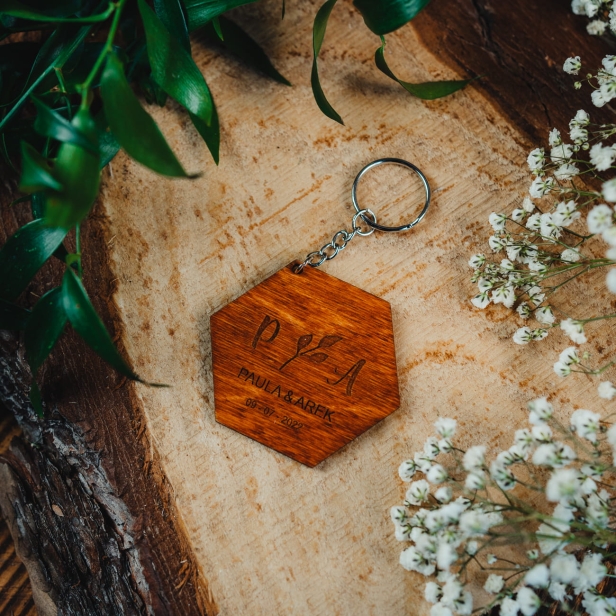 Drewniany brelok ślubny sześciokąt kolor tik na ślub wesele