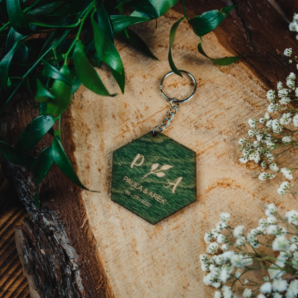 Drewniany brelok ślubny sześciokąt kolor zielony na ślub wesele