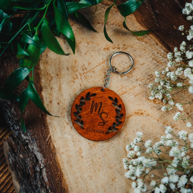 Drewniany brelok ślubny liść kolor tik na ślub wesele