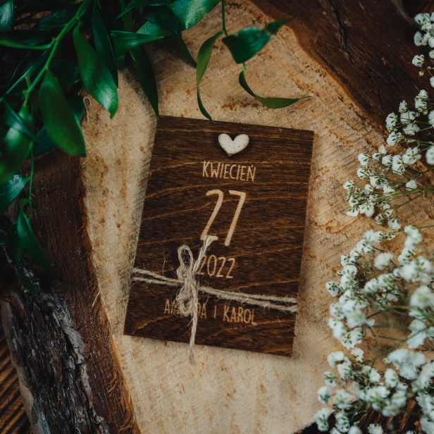 Drewniana kartka z kalendarza w kolorze palisander dla gości weselnych