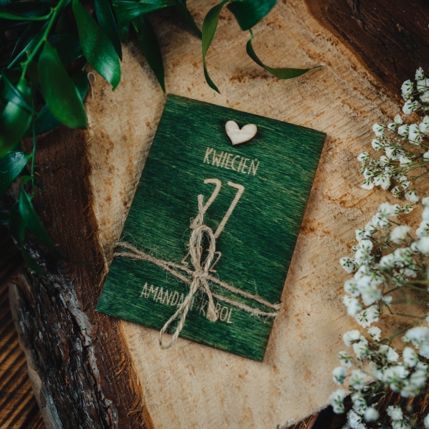 Drewniana kartka z kalendarza upominek dla gości weselnych na ślub