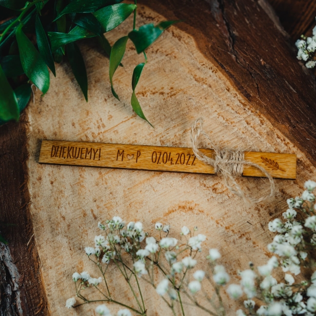 Drewniana zakładka do książki upominek dla gości weselnych w kolorze dąb