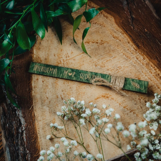 Drewniana zakładka do książki upominek dla gości weselnych w kolorze zielonym