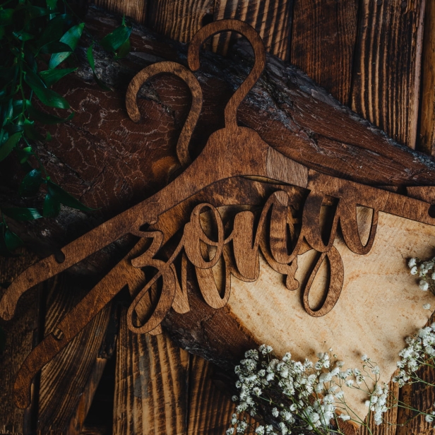 Drewniane wieszaki ślubne kolor palisander