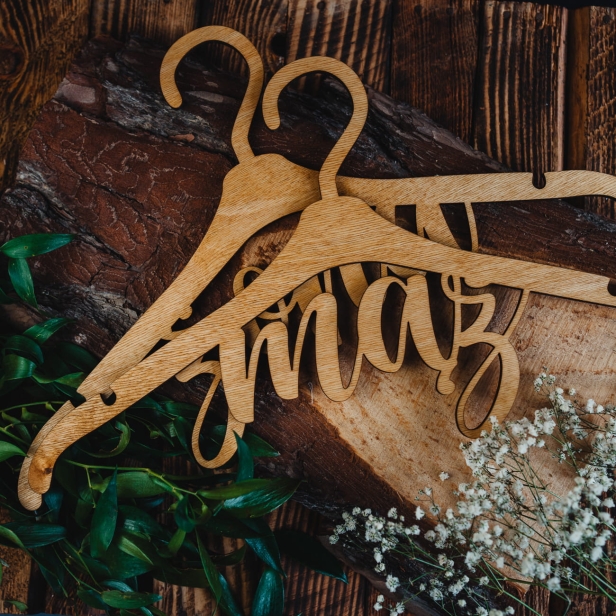Drewniane wieszaki ślubne kolor dąb
