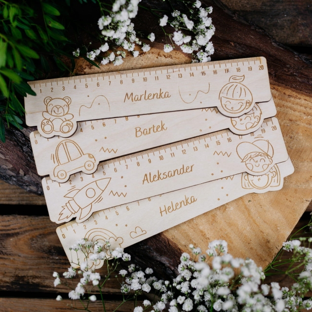 Drewniana linijka dla dziecka z grawerem