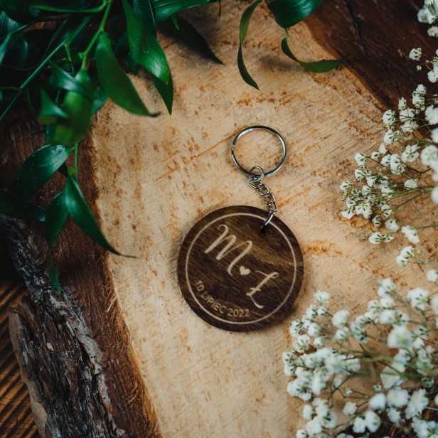 Drewniany brelok ślubny kolor palisander na ślub wesele