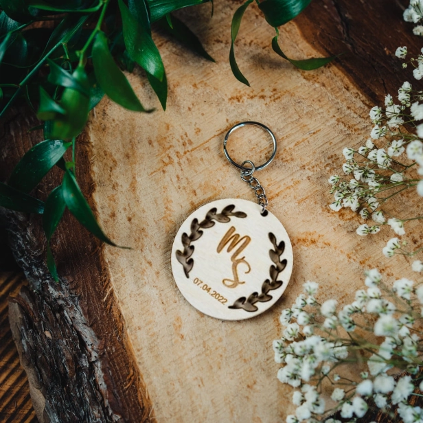 Drewniany brelok ślubny liść kolor sosna na ślub wesele