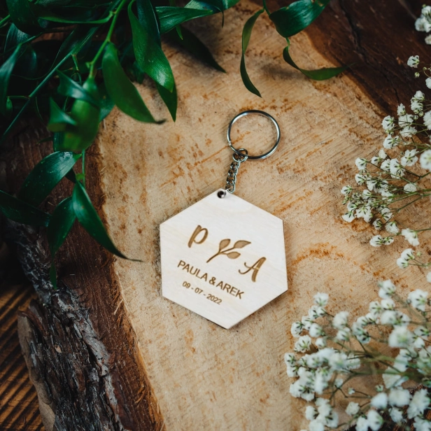 Drewniany brelok ślubny sześciokąt kolor sosna na ślub wesele