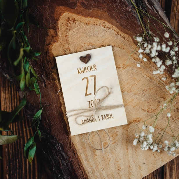 Drewniana kartka z kalendarza w kolorze sosna upominek dla gości