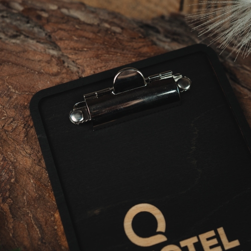 Drewniany płatnik z clipboardem