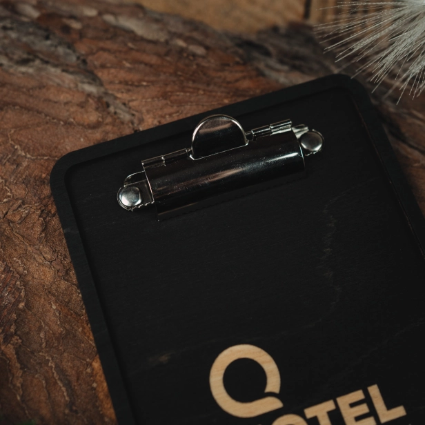 Drewniany płatnik z clipboardem