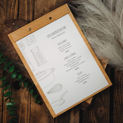 Drewniana karta menu z nitami