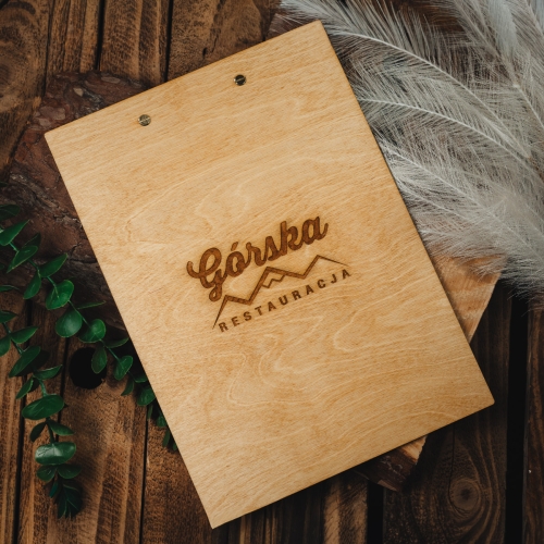 Drewniana karta menu z nitami