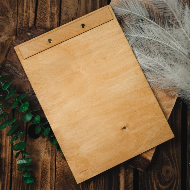 Drewniana karta menu z nitami