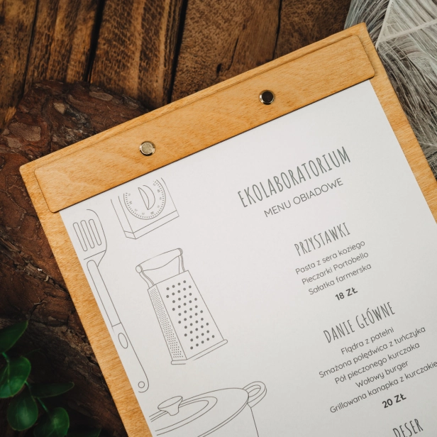 Drewniana karta menu z nitami