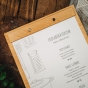 Drewniana karta menu z nitami