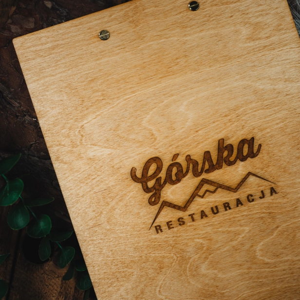 Drewniana karta menu z nitami